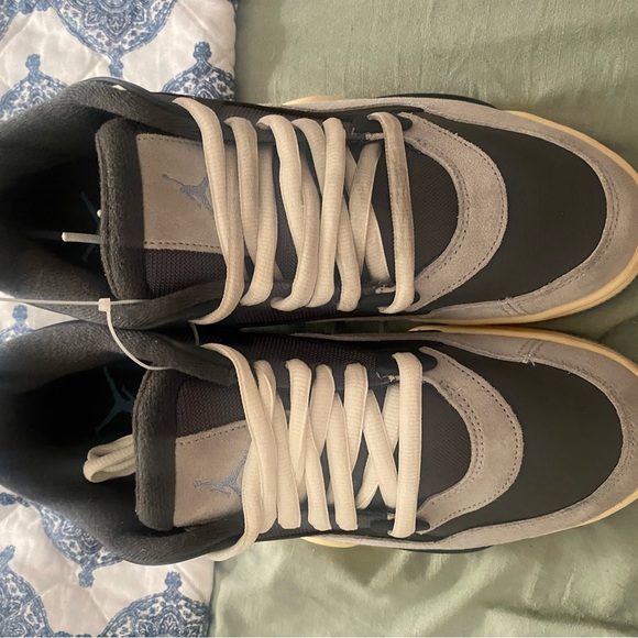 Jordan Black and Gray Sneakers Classic Athletic Design - Picture 3 of 7